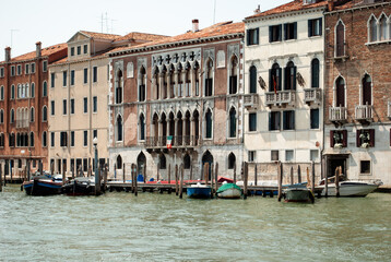gli splendidi palazzi sul canal grande a Venezia