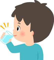 グラスに入った水を飲む若い男性