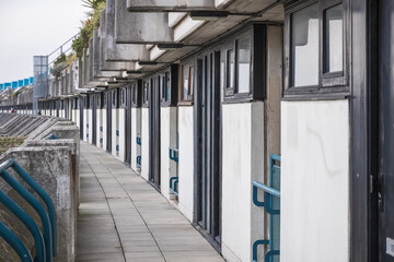 Obraz premium Crescent walkway in Alexandra Road estate, a brutalist architecture in London
