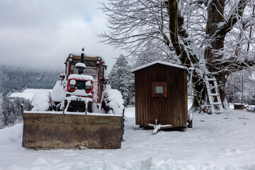 HOLZFÄLLERHÜTTE UND TRAKTOR . LAMBERJACK'S HUT AND TRACTOR