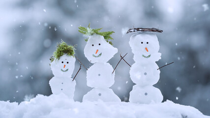 Naturschneemänner im Winter