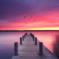 Fototapeta na wymiar Steg am See zum Sonnenaufgang