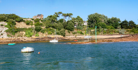 Ile de Bréhat. Panoramique sur la côte sauvage vue de la mer. Côtes-d'Armor. Bretagne	