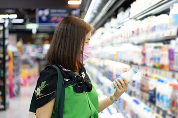 a woman wears a mask to protecting coronavirus when shopping.
