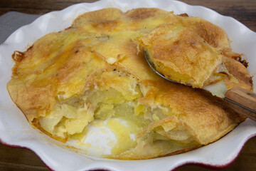 plat de gratin de pommes de terre sur une table en bois