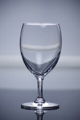 Kieliszek z wodą jasne tło © Seance_Photo_Sylwia