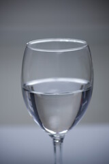 Kieliszek z wodą jasne tło © Seance_Photo_Sylwia