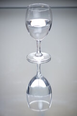 Kieliszek z wodą jasne tło © Seance_Photo_Sylwia