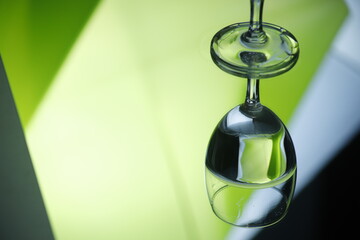 Kieliszek z wodą szklany zielone tło