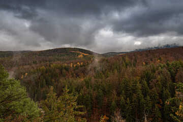 Karkonosze w jesiennej scenerii | Złoty Widok w Michałowicach | burzowe chmury w polskich górach - Sudetach | Intensywne kolory.