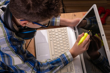 Student tries to mark with highlighter on laptop