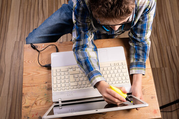 Student tries to mark with highlighter on laptop