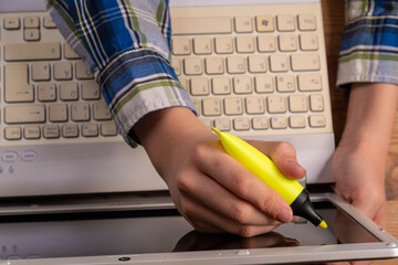 Student tries to mark with highlighter on laptop