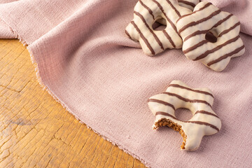 Pão de mel arranged on rustic wooden and woven surface, selective focus.