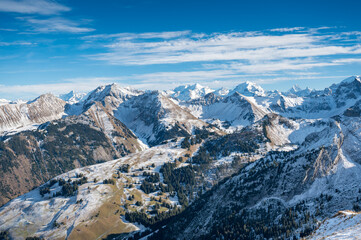 Fototapeta na wymiar panoramic view from Fromattgrat in Diemtigtal over the Bernese Alps in early winter
