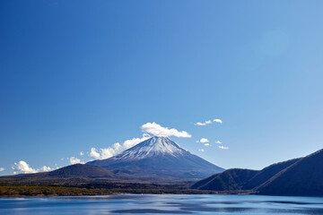 冬（12月）、わずかに雪が降った富士山を本栖湖の湖畔から望む 山梨県身延町