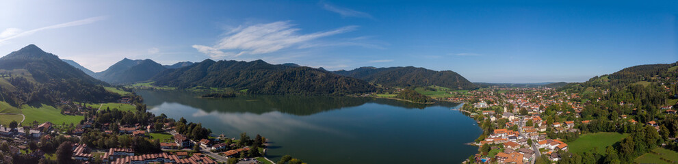 Luftbildpanorama vom Schliersee mit blauem Himmel und Wolken