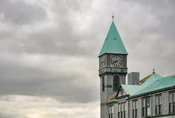 New York Pier A Gebäude Turm Uhr Verfall Hafen Manhatten Battery Park Südspitze Manhattan alt Nostalgie Einwanderung Schiffe Überfahrt Kupfer grün Himmel Wolken Staten Island Liberty Freiheit Statue 