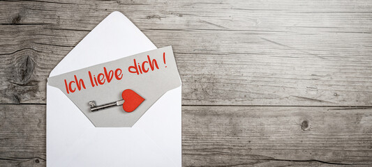 Valentinstag Grußkarte Konzept. Umschlag, Karte mit Text, Ich liebe dich!!! und Schlüssel mit...