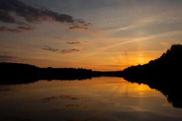 Sonnenuntergang an einem kleinen See in Bayern