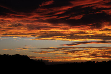 Fototapeta na wymiar Wunderschöner Sonnenuntergang im Taunus in Hessen