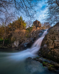 Cascada tenebrosa entre árboles