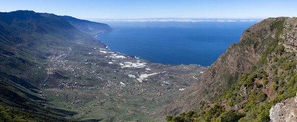 Insel El Hierro, Kanarische Inseln - El Golfo Tal vom Aussichtspunkt Mirador de Jinama bei blauem Himmel