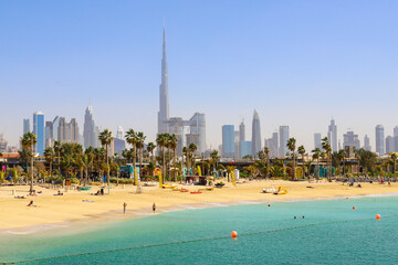 Dubai strand La Mer, mensen rusten, in de verte de wolkenkrabbers van de stad. Verenigde Arabische Emiraten Dubai maart 2019