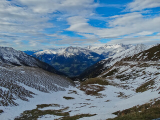 Blick vom Jaufenpass in Südtirol hinab ins Tal 