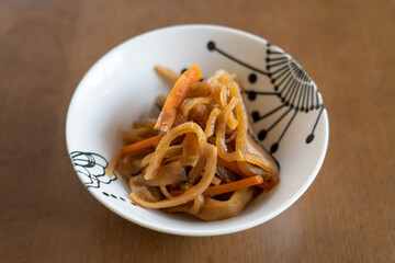 器にもられた切り干し大根の煮物