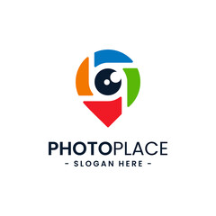 Obraz premium Colorful photo point logo design template. Abstract combination of camera with navigation pin icon vector. Concept of place for photography. Flat style for graphic design, logo, web, UI.