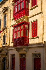 Obraz premium traveling the beautiful streets of Malta with old historical and new modern buildings