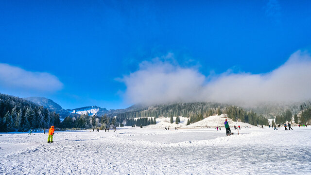 Spitzingsee Bergsee in den Alpen  Bayern im Winter mit Schlittschuhl&auml;ufern 