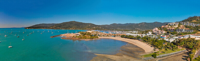 Fototapeta na wymiar Panoramic aerial view of Airlie Beach on a beautiful sunny day