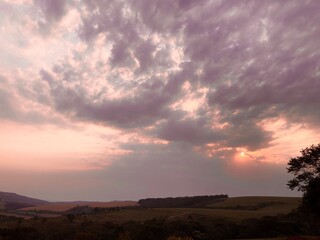 Céu rosado com rochas abaixo