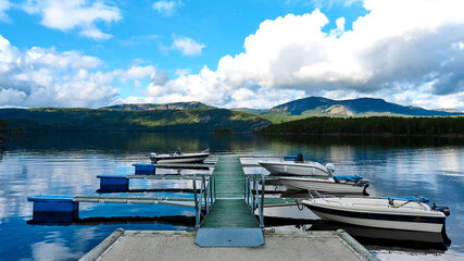 Boote in Norwegen auf einem See mit Bergen im Hintergrund Bootsverleih