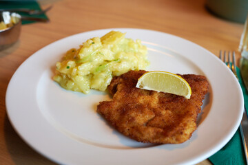 Schnitzel Wiener Art mit Kartoffelsalat