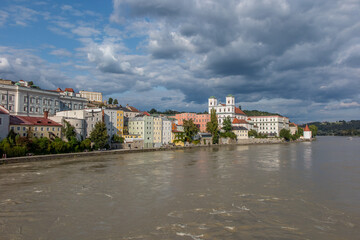 Blick auf die Altstadt in Passau mit dem Stephansdom