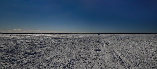 the horizontal line on the icy river 