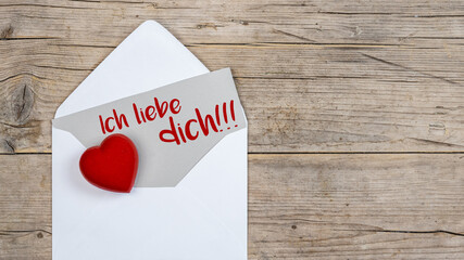 Valentinstag Grußkarte Konzept. Umschlag, Karte mit Text, Ich liebe dich!!! und rotes Herz auf vintage rustikaler Holztisch Textur Hintergrund Draufsicht