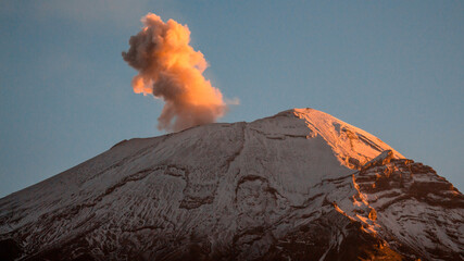 Volc&aacute;n Popocatepetl haciendo erupci&oacute;n
