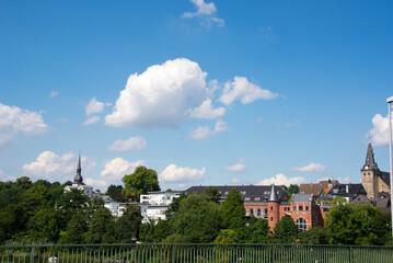 Blick von  der Ruhrbr&uuml;cke zur Kettwiger Altstadt mit den zwei Kirchen