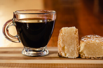 Taza de café junto a pasteles  de mazapán