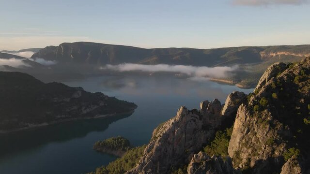Monta&ntilde;as de &Agrave;ger, 4K video a&eacute;reo.