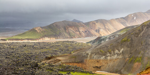 panorama d'une vallée du Landmanalaugar en Islande après un orage.