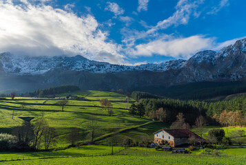 Escena invernal del valle de Axpe y sus campas bañadas por la luz 