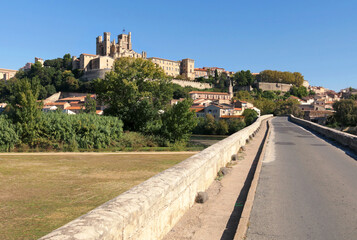 Le pont vieux à Béziers franchissant l' Orb et surplombé par la cathédrale Saint-Nazaire.