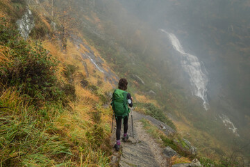 Fototapeta premium cascada de la Louze, valle de Valier -Riberot-, Parque Natural Regional de los Pirineos de Ariège, cordillera de los Pirineos, Francia