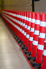 地下道に並ぶカラーコーン