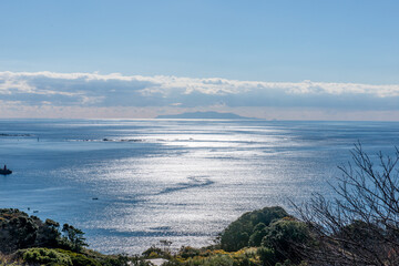 高台からの海の景色　太陽光と輝く海面